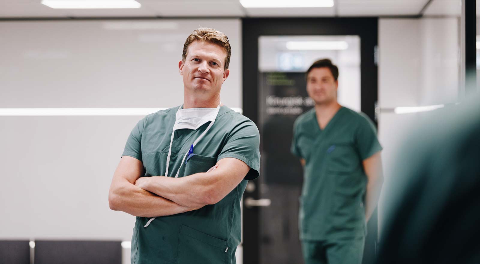 Bilde av Dr. Jo Andreas Ording inne i Stamcelleklinikken, bak står Dr. Erik Bjørbæk - Stamcelleklinikken - Artrose