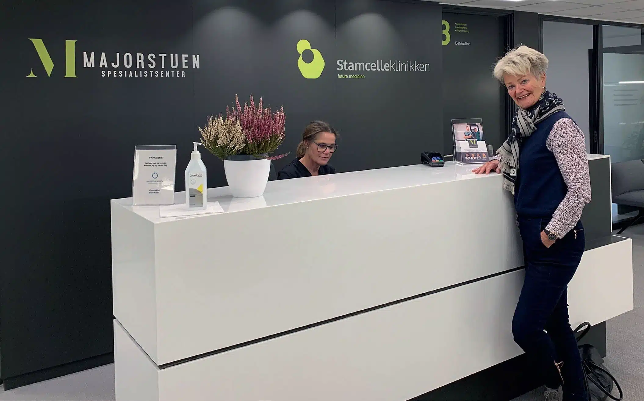 Kvinne foran resepsjonen på Stamcelleklinikken, Majorstuen spesialistsenter